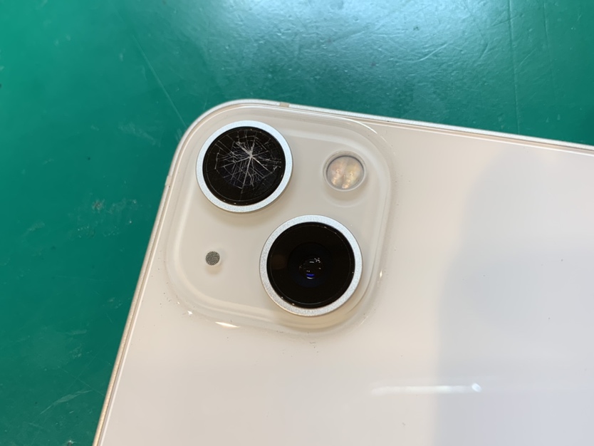 カメラレンズが割れてしまったiPhone13...スマホ修理工房新宿PePe店ならすぐに直せちゃいます！