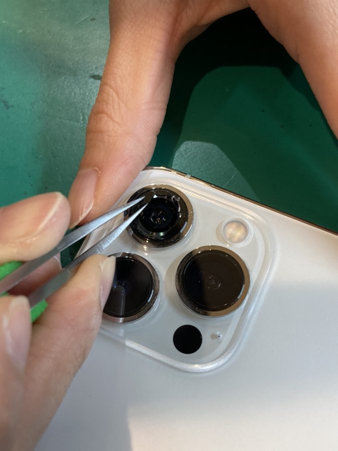 iPhone(アイフォン)のカメラレンズが割れた…?スマホ修理工房新宿PePe店なら最短15分で修理できます！