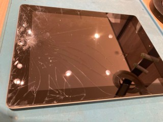 上に物をおとしたiPad（アイパッド）第二世代ガラスを直して使いましょう!【スマホ修理工房　仙台PARCO２店】