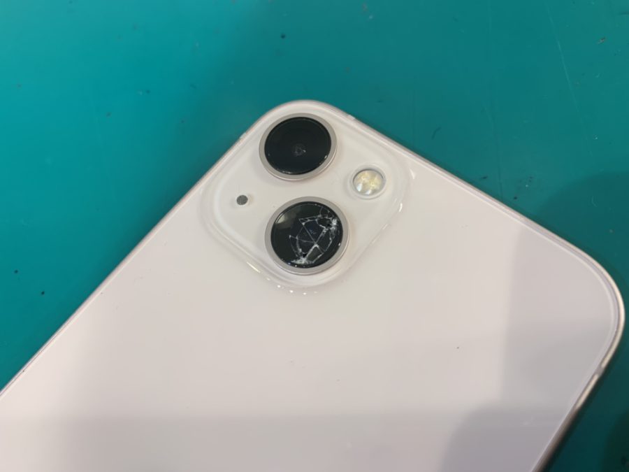 iPhone13のカメラレンズが割れてしまった時は！スマホ修理工房新宿PePe店でサクッと修理！！！