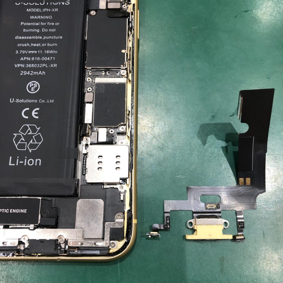 iPhone XR（アイフォン）の充電コネクタ交換！即日修理・データそのままの「スマホ修理工房　池袋P'パルコ本店」へ！【