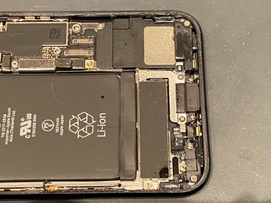 雨に濡れて画面が映らなくなったiPhone8（アイフォン）をお持ち込み頂きました！水没端末はすぐにスマホ修理工房なんばウォーク店