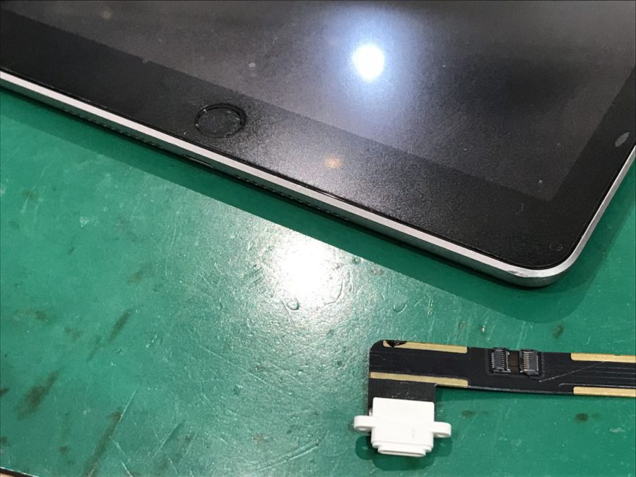 充電ケーブルを差しても充電されないiPad6(アイパッド)の修理ならiPhone修理工房水戸オーパ店へ！！即日対応可能です！！