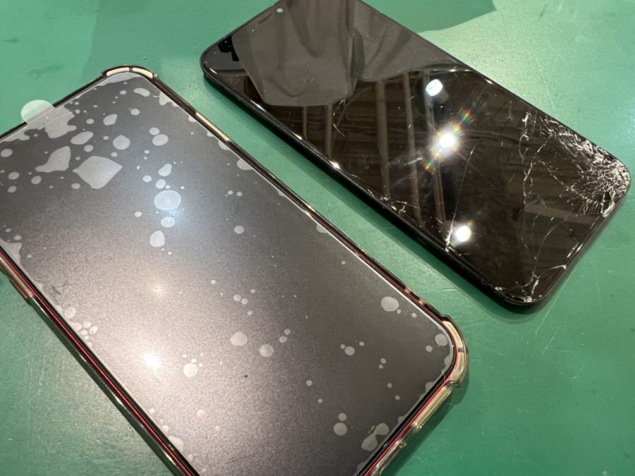 遊んでいて落としたら画面が割れてしまったiPhoneXR(アイフォン)の画面交換修理ならiPhone修理工房水戸オーパ店へ！！