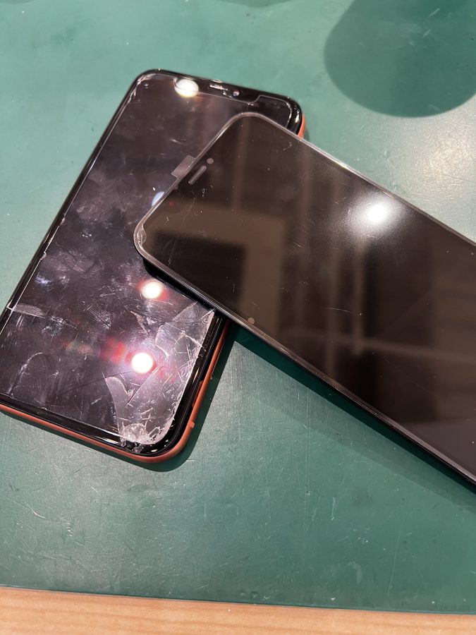 画面が割れてしまい、一部映らなくなってしまったiPhoneXR(アイフォン)の修理を行いました！
