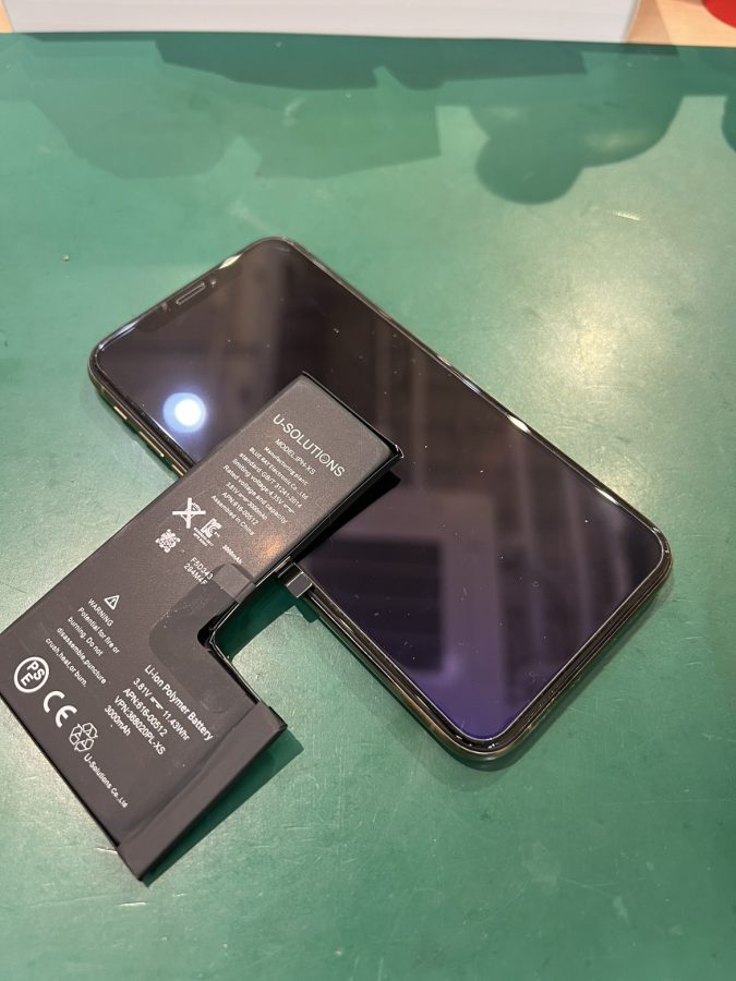iPhoneXS(アイフォン)の充電の減りが早くてお悩みの方はiPhone修理工房水戸オーパ店へ！！即日対応可能です！！