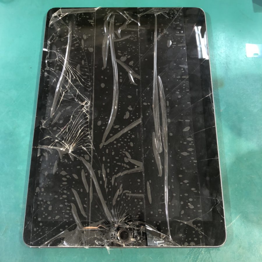 バキバキに割れたiPad6(アイパッドシックス）画面修理！「スマホ修理工房ココリア多摩センター店」