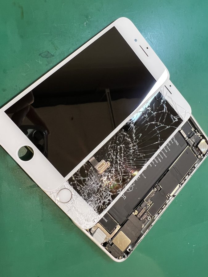 割れて画面が真っ暗になってしまったiPhone8(アイフォン)の画面交換ならスマホ修理工房水戸オーパ店にお任せ下さい！！