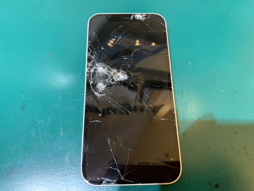 iPhone12mini（アイフォン12ミニ）の画面が割れてしまった時はスマホ修理工房新宿PePe店でサクッと修理！