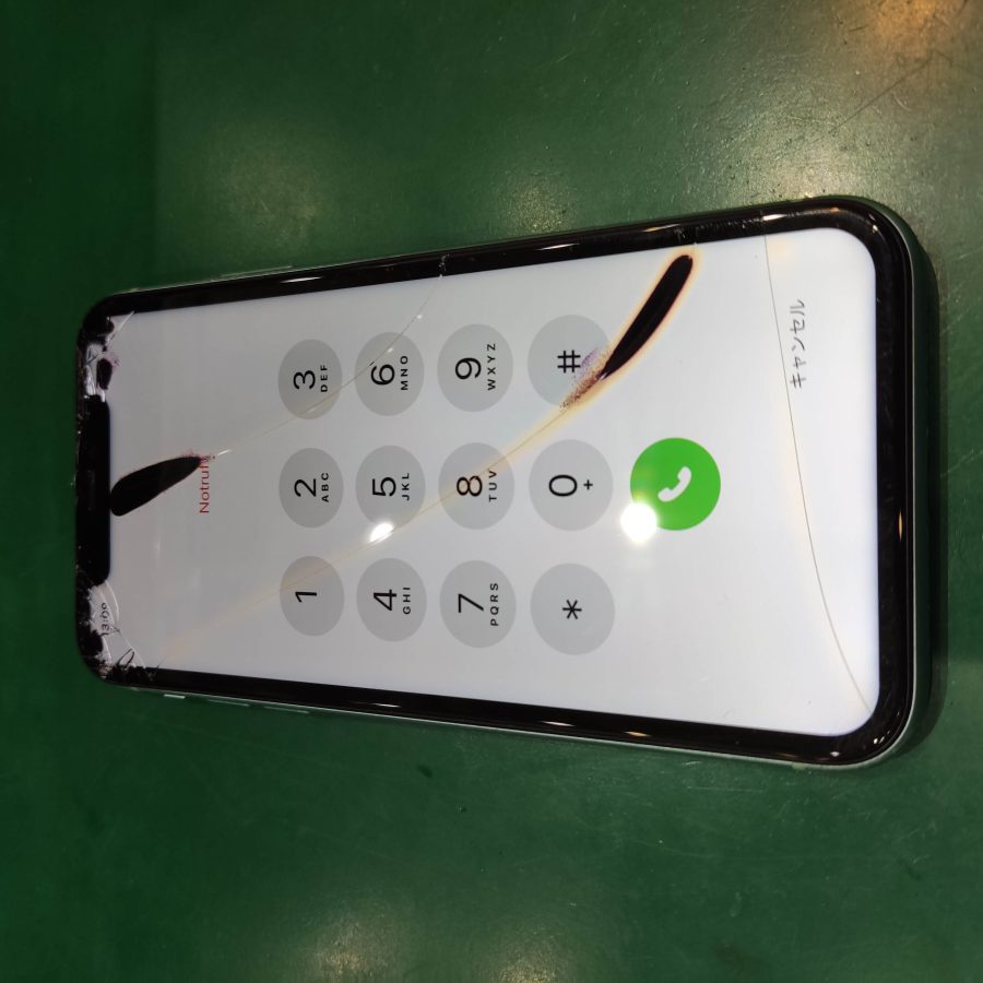 iPhone11（アイフォン）の液晶破損！データそのまま・即日修理OKな「スマホ修理工房　池袋P'パルコ本店」へ！