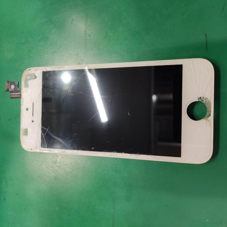 iPhone5SE（アイフォン）の液晶破損でもデータそのまま・即日修理OKな「スマホ修理工房　池袋P'パルコ本店」へ！