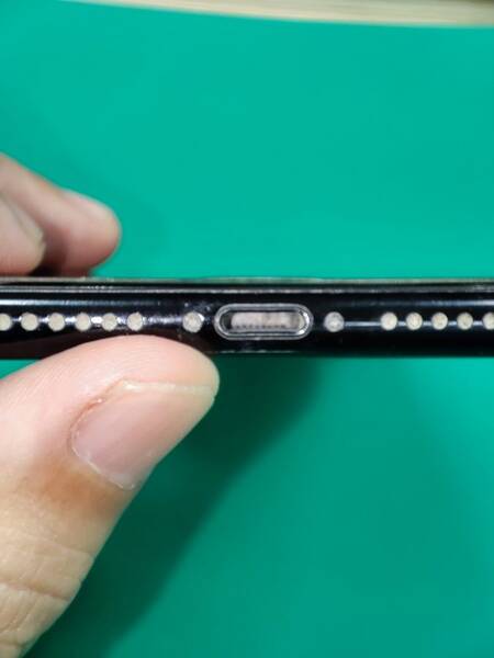 iPhone8充電端子交換