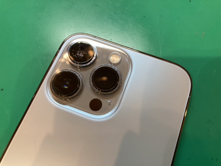 iPhone13Pro(アイフォン)のカメラレンズが割れてしまったら、スマホ修理工房新宿PePe店へ！