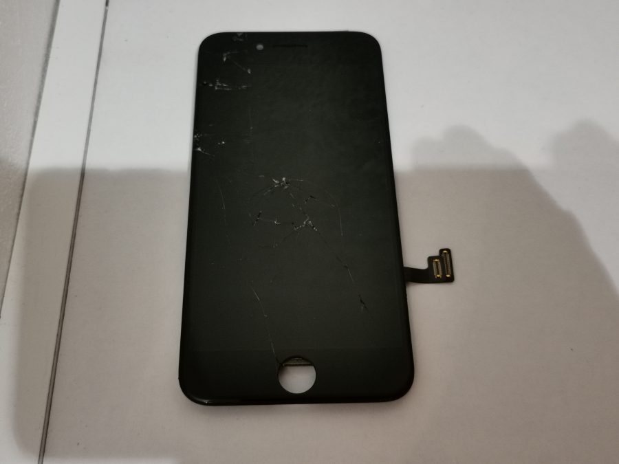 iPhoneSE3 第3世代（アイフォンSE3）の画面交換修理ならスマホ修理工房新宿PePe店にお任せ下さい！