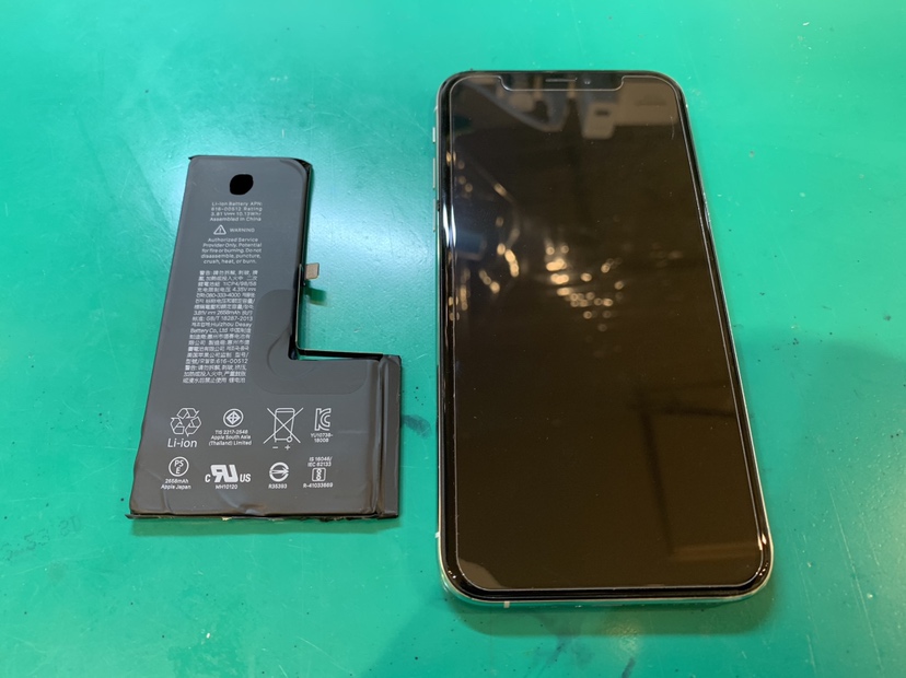 iPhoneXS（アイフォンXS）のバッテリーの減りが早いと感じてきたらスマホ修理工房新宿PePe店でサクッと交換しちゃい