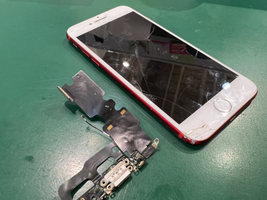 iPhone7(アイフォン)を充電しようとしましたが反応しなくて。。。そんなお悩みはスマホ修理工房水戸オーパ店にお任せ！！