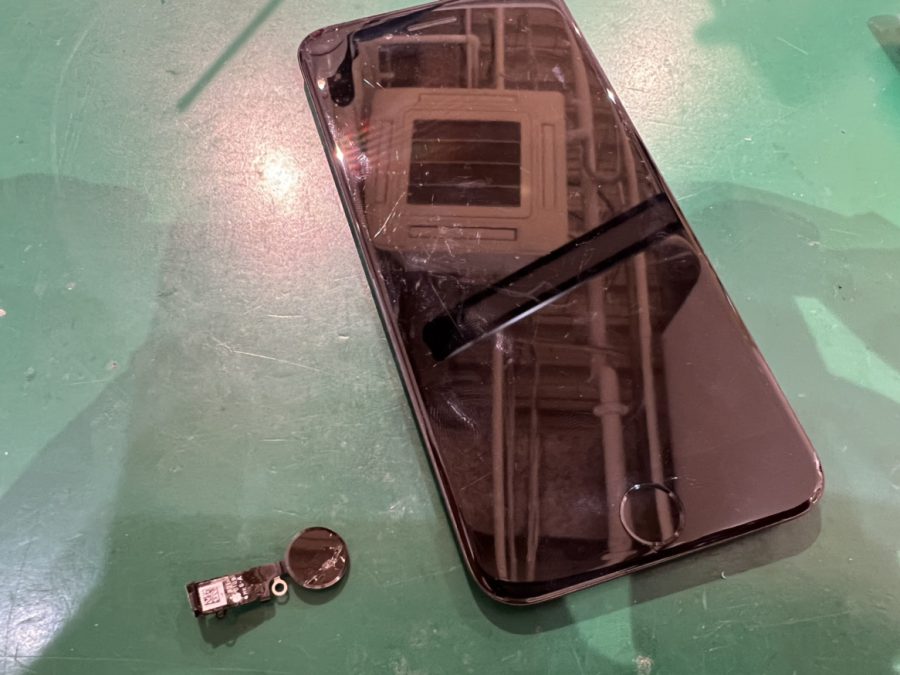 落としてホームボタンが割れてしまったiPhone8(アイフォン)の修理でしたらスマホ修理工房水戸オーパ店にお任せ！！