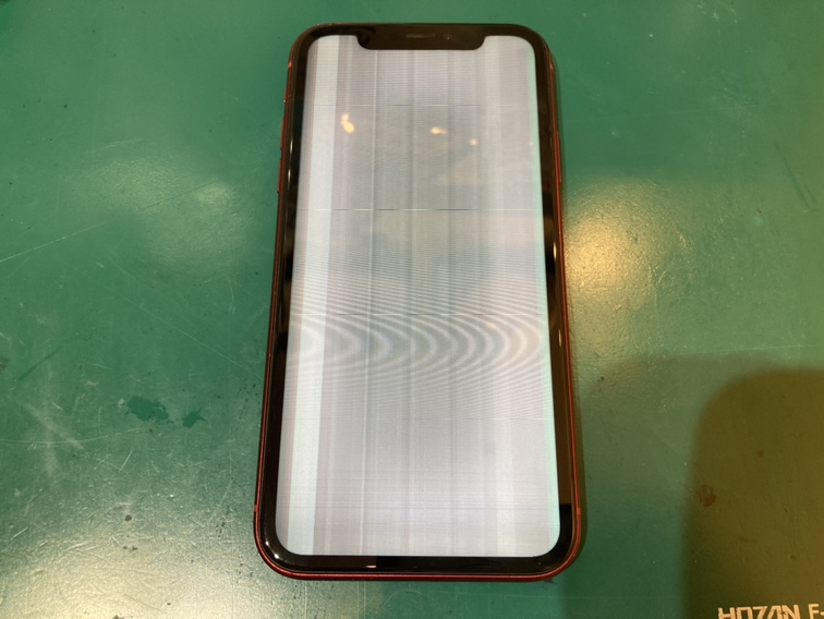 液晶に縦線が入ったiPhoneXR(アイフォン)の画面交換は、スマホ修理工房新宿PePe店なら最短30分！