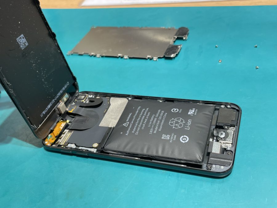 パンパンに膨らんでしまったiPod touch(アイポッドタッチ)7のバッテリー交換を行いました！