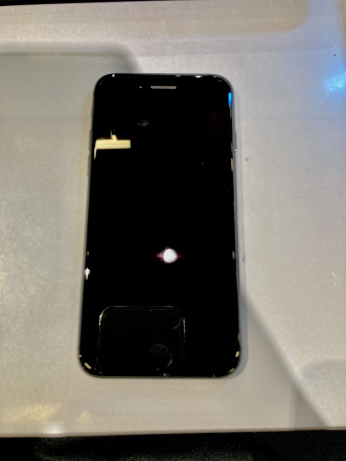 iPhoneX(アイフォン)の画面がつかない…まずスマホ修理工房新宿PePe店に相談を！！
