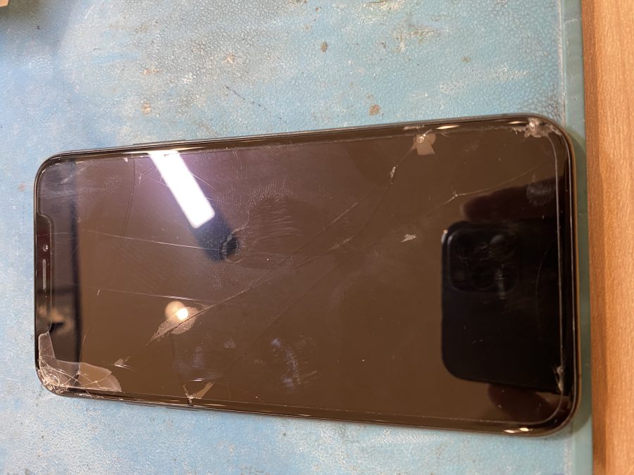 落としてしまったiPhoneXS(アイフォンテンエス)元通りに使うなら!【スマホ修理工房　仙台PARCO２店】