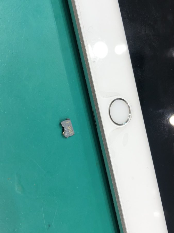 充電ケーブルが折れてそのまま充電口に残ってしまったiPad(アイパッド)もスマホ修理工房イオンモール松本店にお任せください