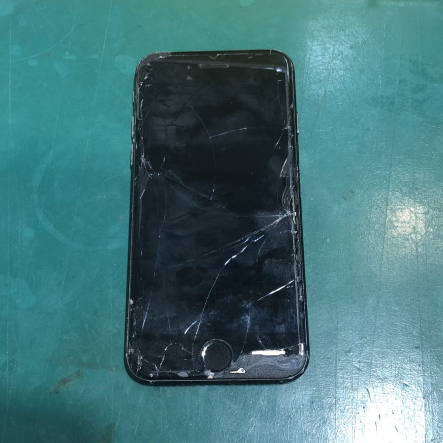 iPhone8（アイフォンエイト）画面修理！タッチも効かないけど大丈夫？「スマホ修理工房ココリア多摩センター店」