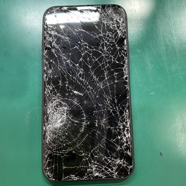 iPhone11（アイフォン）の画面割れ&液晶の破損は当店にお任せください♪【スマホ修理工房池袋P'パルコ店】