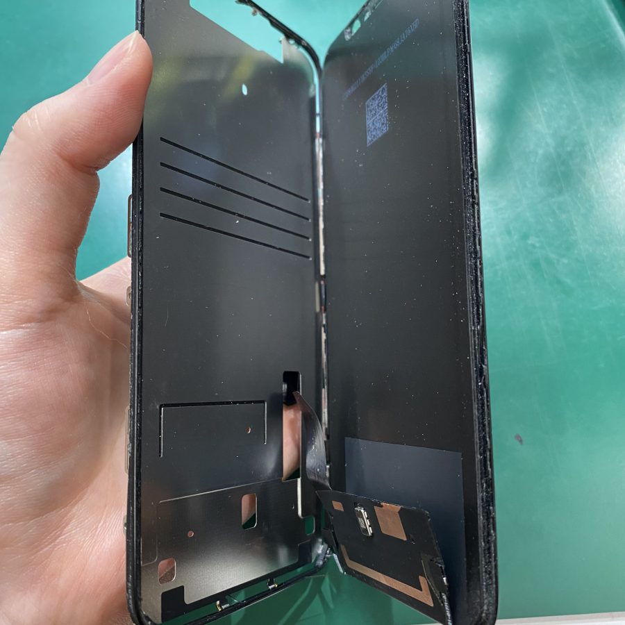iPhone11の外れてしまった画面の修理、映らない画面の修理は【スマホ修理工房池袋P'パルコ店】へ！