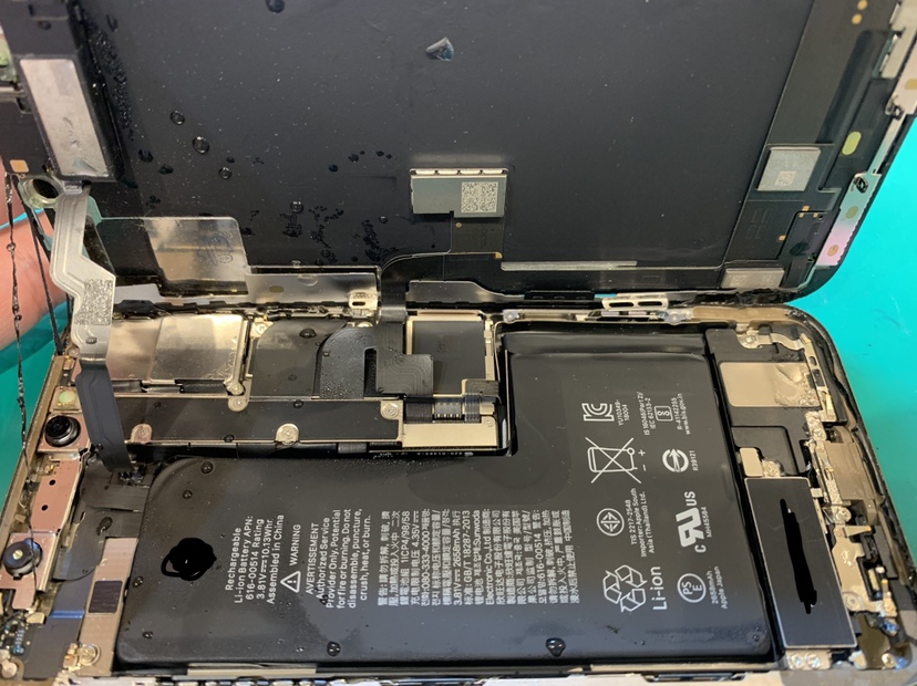 iPhoneXS（アイフォン）をお風呂に落としてしまった…水没してしまった端末でもスマホ修理工房新宿PePe店なら治せるか