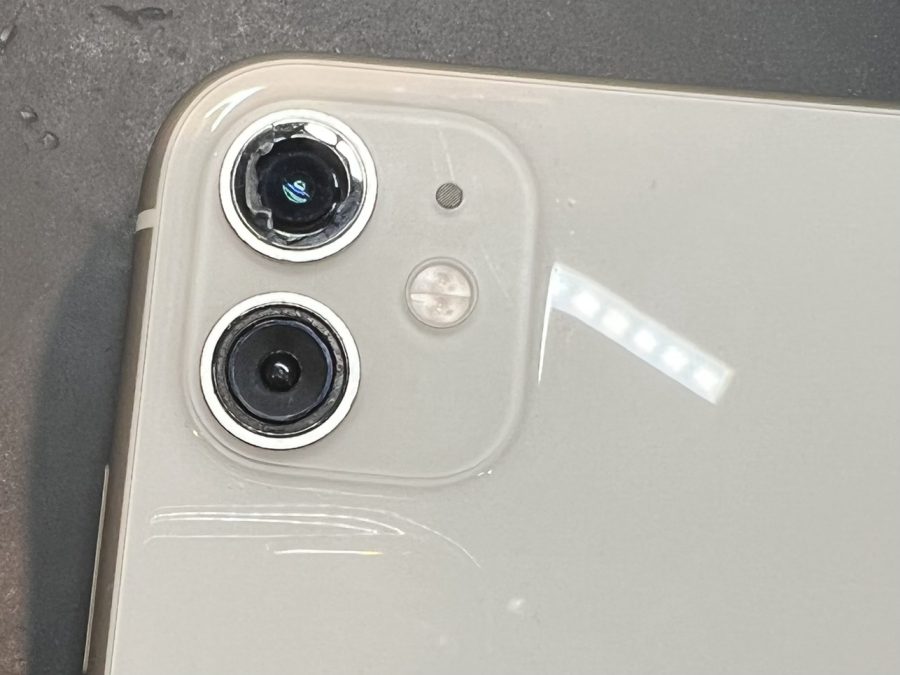 iPhone（アイフォン）のカメラのレンズが割れてしまった、、、そんな時はスマホ修理工房なんばウォーク店におまかせ！