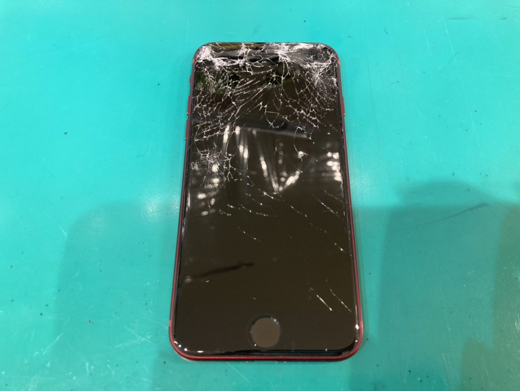 iPhone SE(第3世代/2022モデル)の画面交換も最短30分で！【スマホ修理工房新宿PePe店】