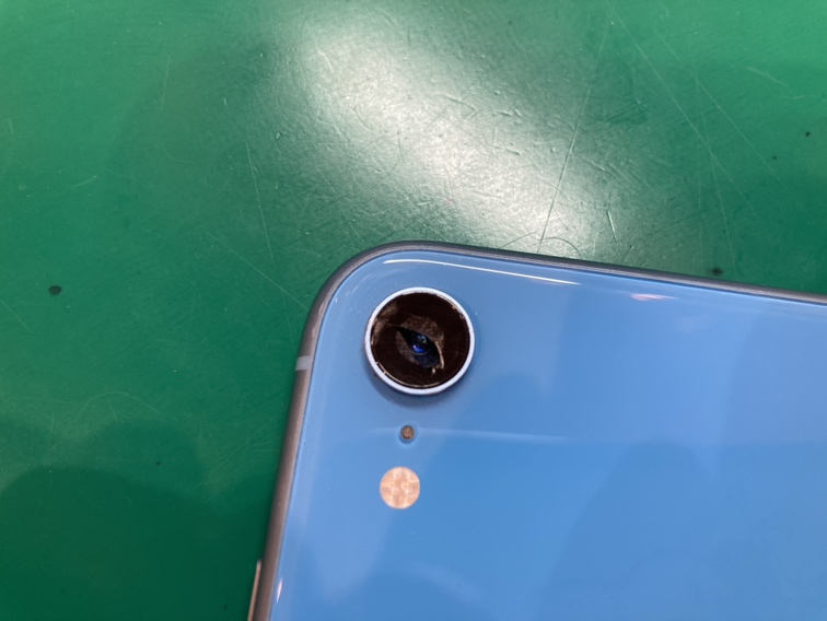 iPhoneXR(アイフォン)のカメラレンズ割れもスマホ修理工房新宿PePe店なら即日でできます！
