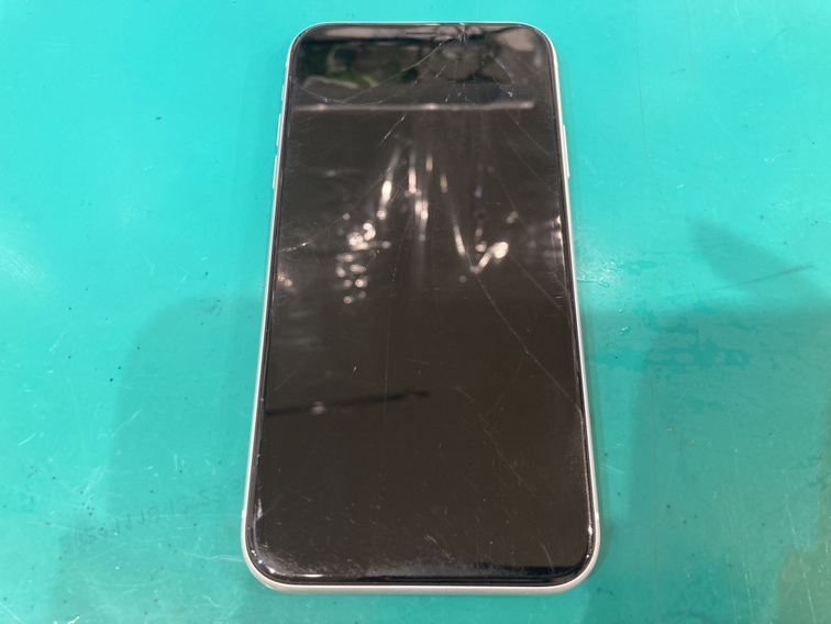 iPhoneXR(アイフォン)の画面交換なら最短30分！【スマホ修理工房新宿PePe店】