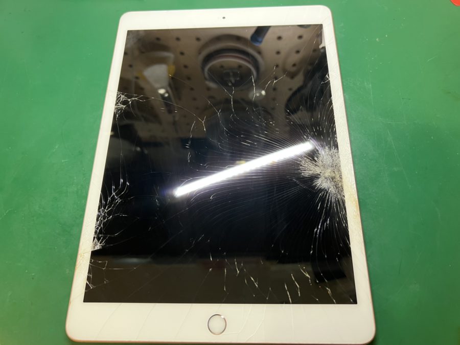iPad 第7世代（アイパッド）の画面修理ならスマホ修理工房なんばウォーク店にお任せ！！