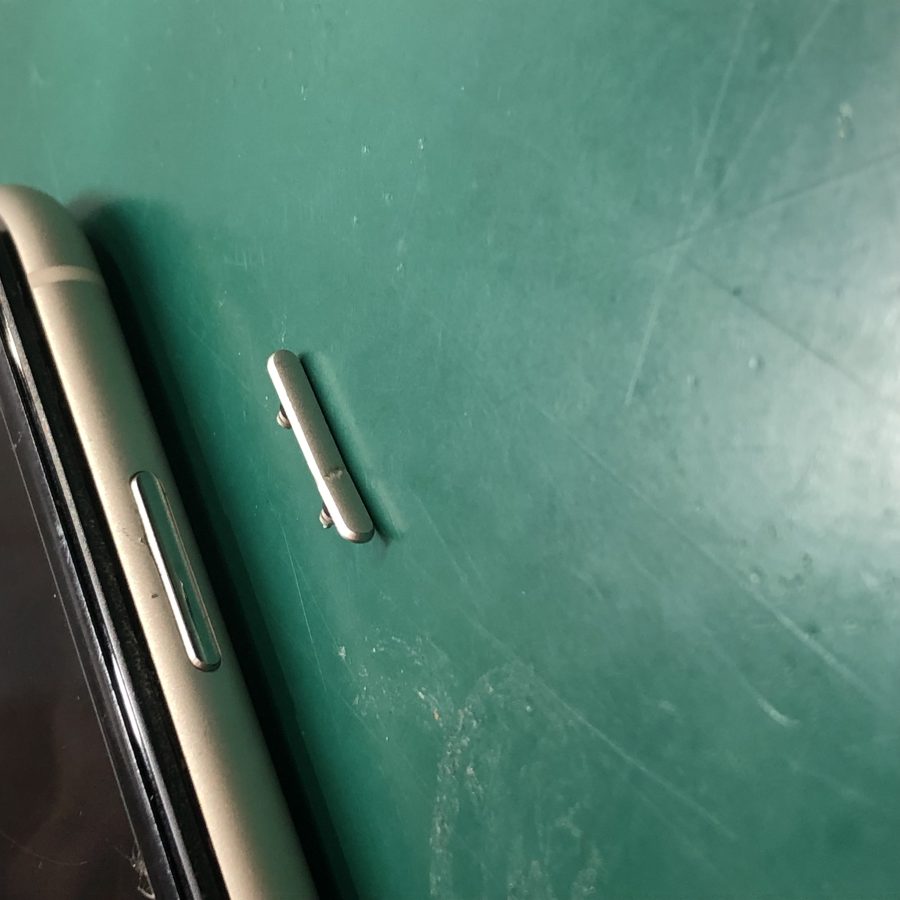 iPhone11のボタンの陥没にお困りでしたら「スマホ修理工房池袋P’パルコ店」にご相談ください！