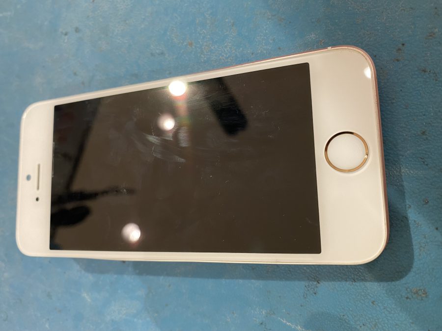 かなりの膨らみ…iPhoneSE（アイフォンエスイー）第一世代のバッテリー交換を行いました。
