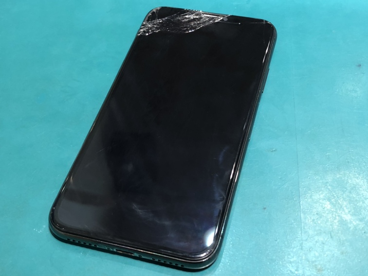 割れて内部が見えてしまっているiPhone(アイフォン)Xを即日画面修理！【スマホ修理工房イオンモール松本店】
