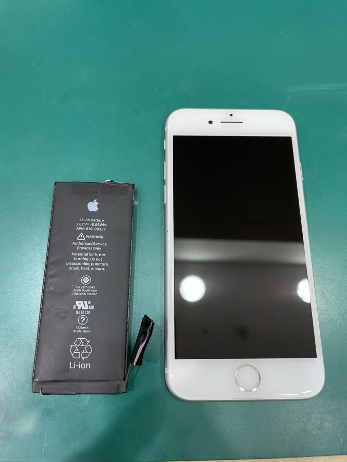 【バッテリー交換修理】iPhone８(アイフォン８)充電をつなげても電源がつかない！？【スマホ修理工房 テラスモール湘南店】