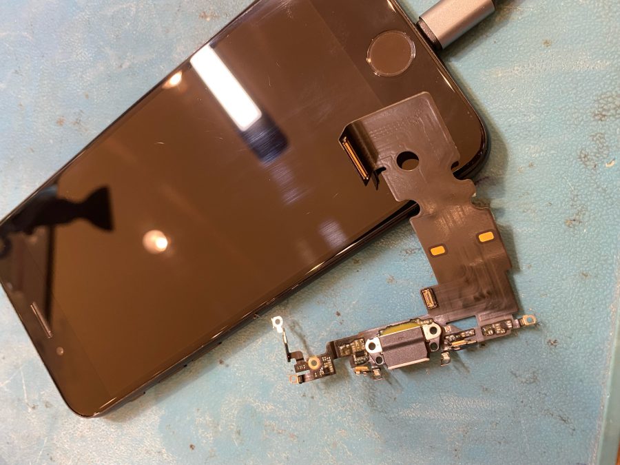 突然充電ができなくなったiPhoneSE２（アイフォン）即日対応可能です！【スマホ修理工房　仙台PARCO２店】