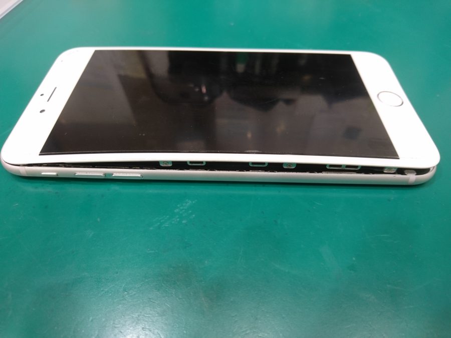 【バッテリー膨張修理】iPhone6s(アイフォン6s)バッテリーが膨らんだ！！【iPhone修理工房 テラスモール湘南店】