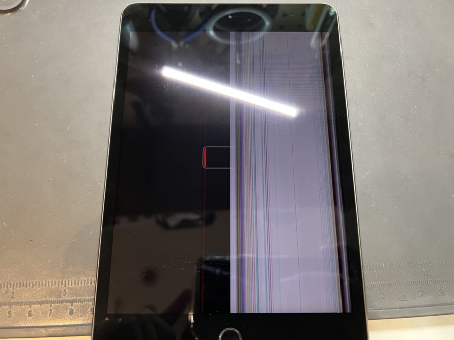 画面の右半分が真っ白に！？iPad mini4(アイパッド)の画面修理ならスマホ修理工房なんばウォーク店にお任せください！