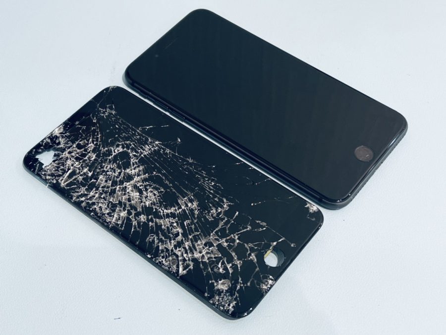 車に轢かれてバキバキになったiPhone8Plus(アイフォン)の画面割れ修理はスマホ修理工房水戸オーパ店にお任せ！！