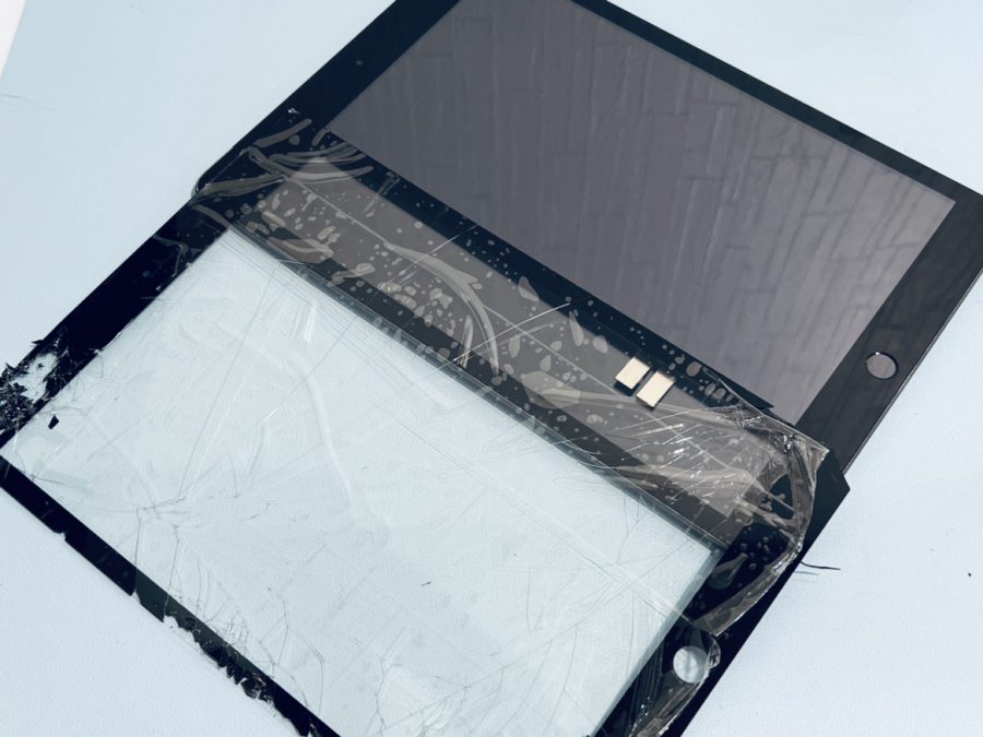 踏んでガラスが割れてしまったiPad8(アイパッド)の画面割れはスマホ修理工房水戸オーパ店にお任せ！！即日で対応致します！