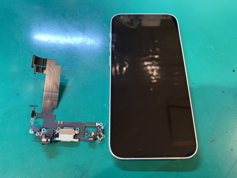 iPhone12mini（アイフォン12ミニ）の充電が出来なくなってしまった時はスマホ修理工房新宿PePe店で修理出来ちゃ