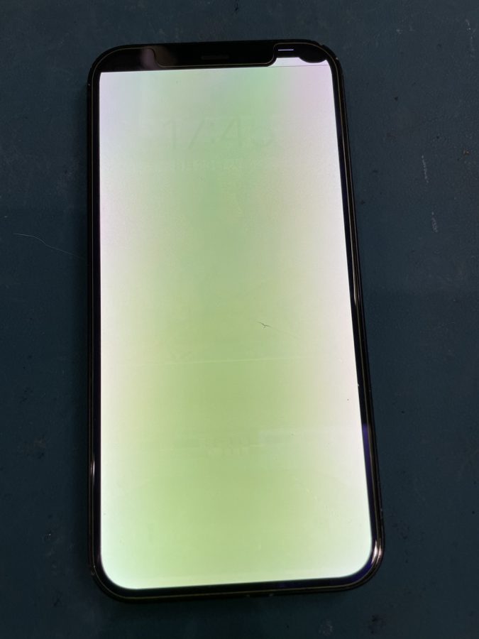 iPhone12 画面が割れて液晶がまともに映らない！データそのままで即日修理対応いたします！【イオンモール福岡店】