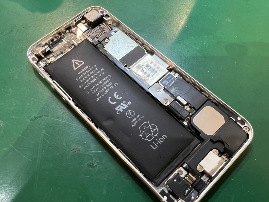 バッテリーが膨張してしまったiPhone5(アイフォン)のバッテリー交換修理はスマホ修理工房水戸オーパ店にお任せ！！