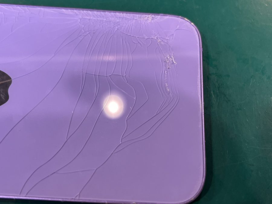 iPhone12(アイフォン)の背面がバキバキ!?スマホ修理工房ペリエ千葉店へお持ちください‼