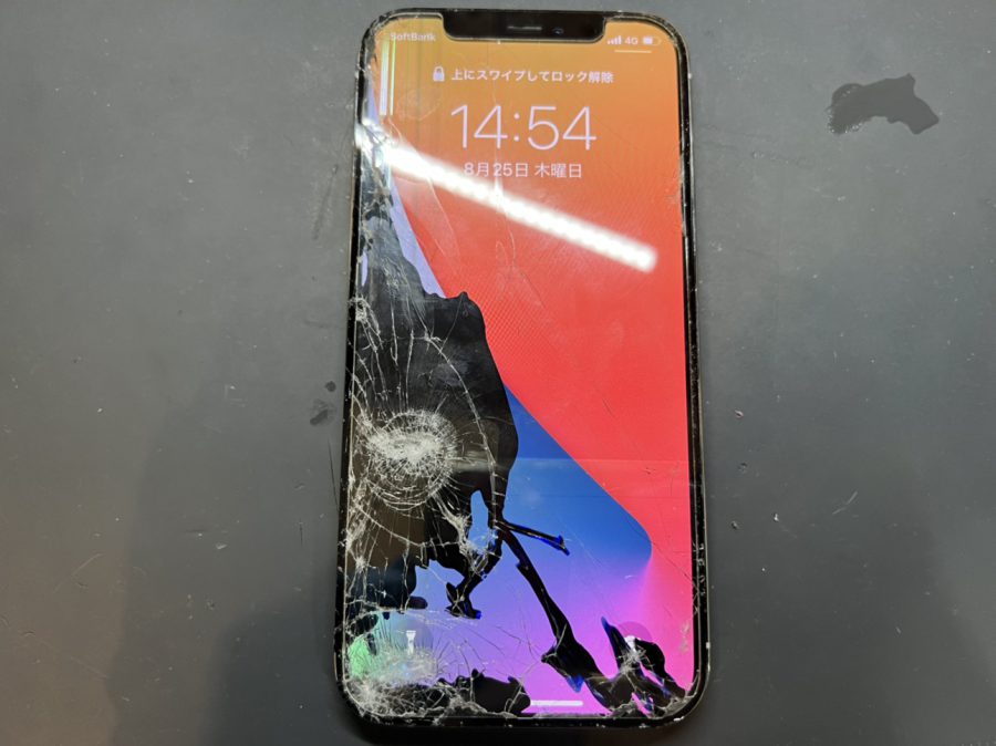 落として液晶にまでダメージが入ってしまったiPhone12(アイフォン)の画面修理を行いました！