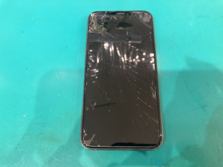 iPhoneXS(アイフォン)の画面交換なら最短30分でできます！【スマホ修理工房新宿PePe店】
